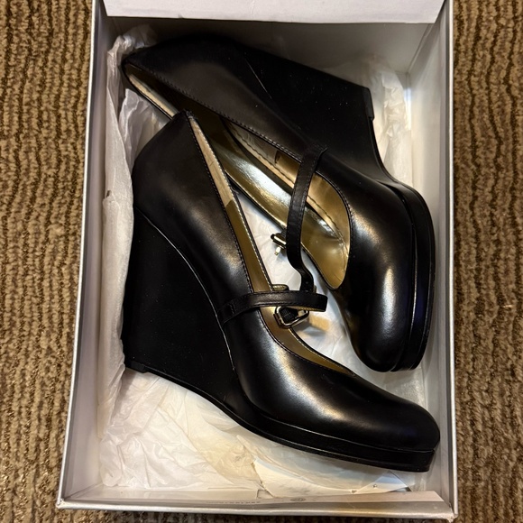 **BRAND NEW**  NWKizzy Black Leather Wedge Pumps - Picture 1 of 7